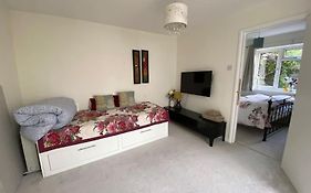 Cosy Apartment With Private Access And Kitchenette In Guildford (Adults Only)