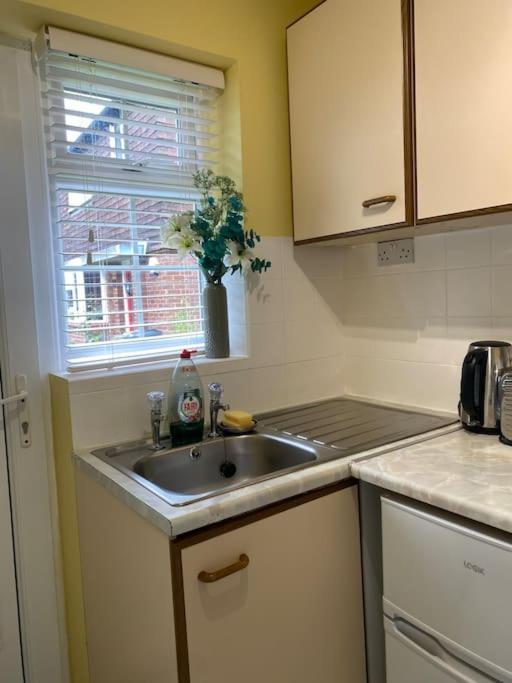 Cosy Apartment With Private Access And Kitchenette In Guildford (Adults Only) Worplesdon Exterior photo