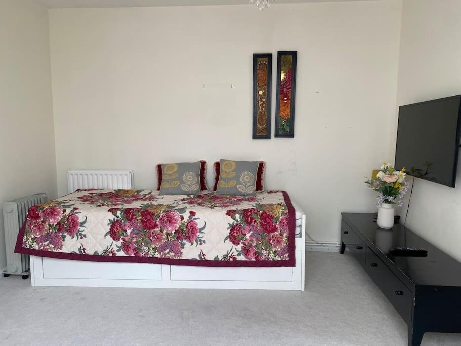 Cosy Apartment With Private Access And Kitchenette In Guildford (Adults Only) Worplesdon Exterior photo
