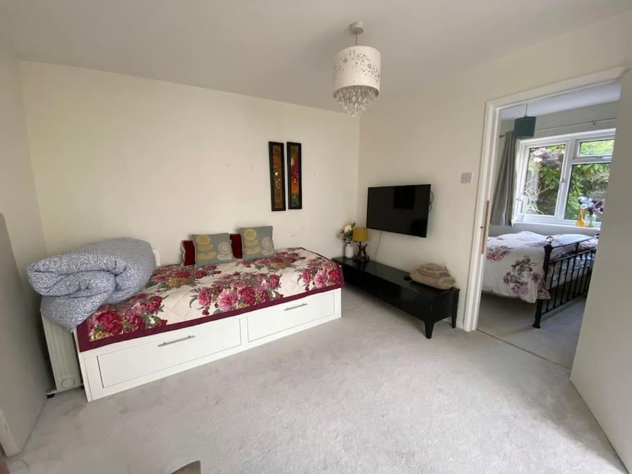 Cosy Apartment With Private Access And Kitchenette In Guildford (Adults Only) Worplesdon Exterior photo